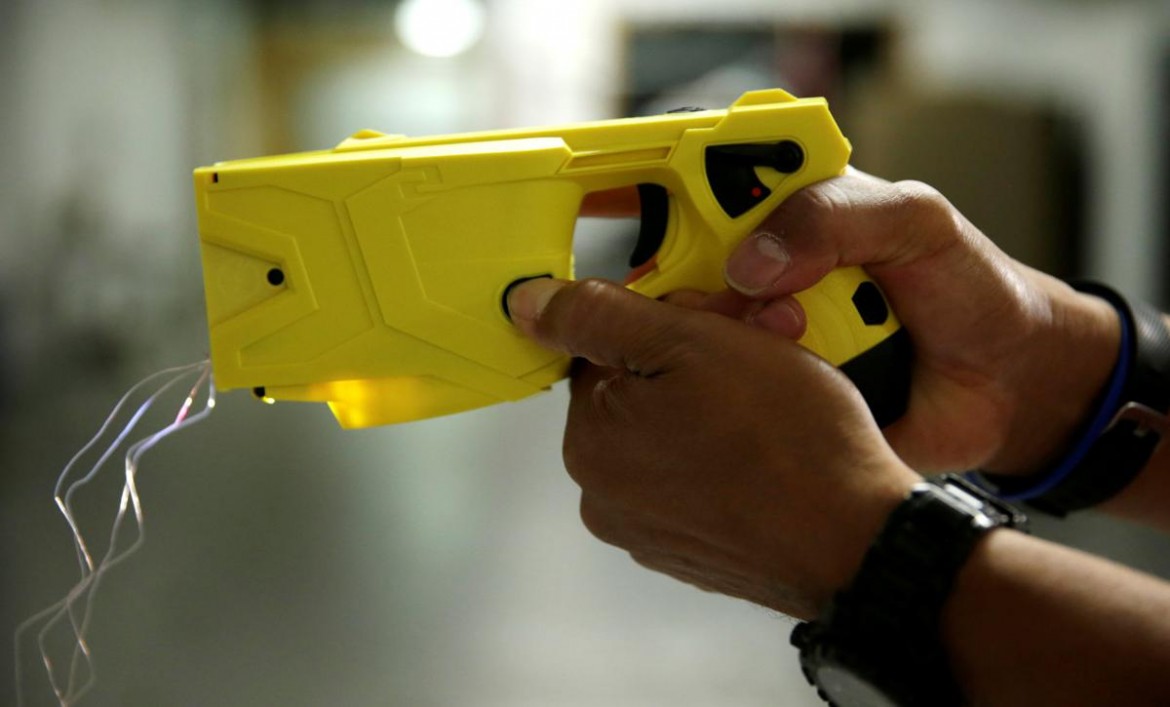 Al via la sperimentazione del «taser» per le forze dell’ordine