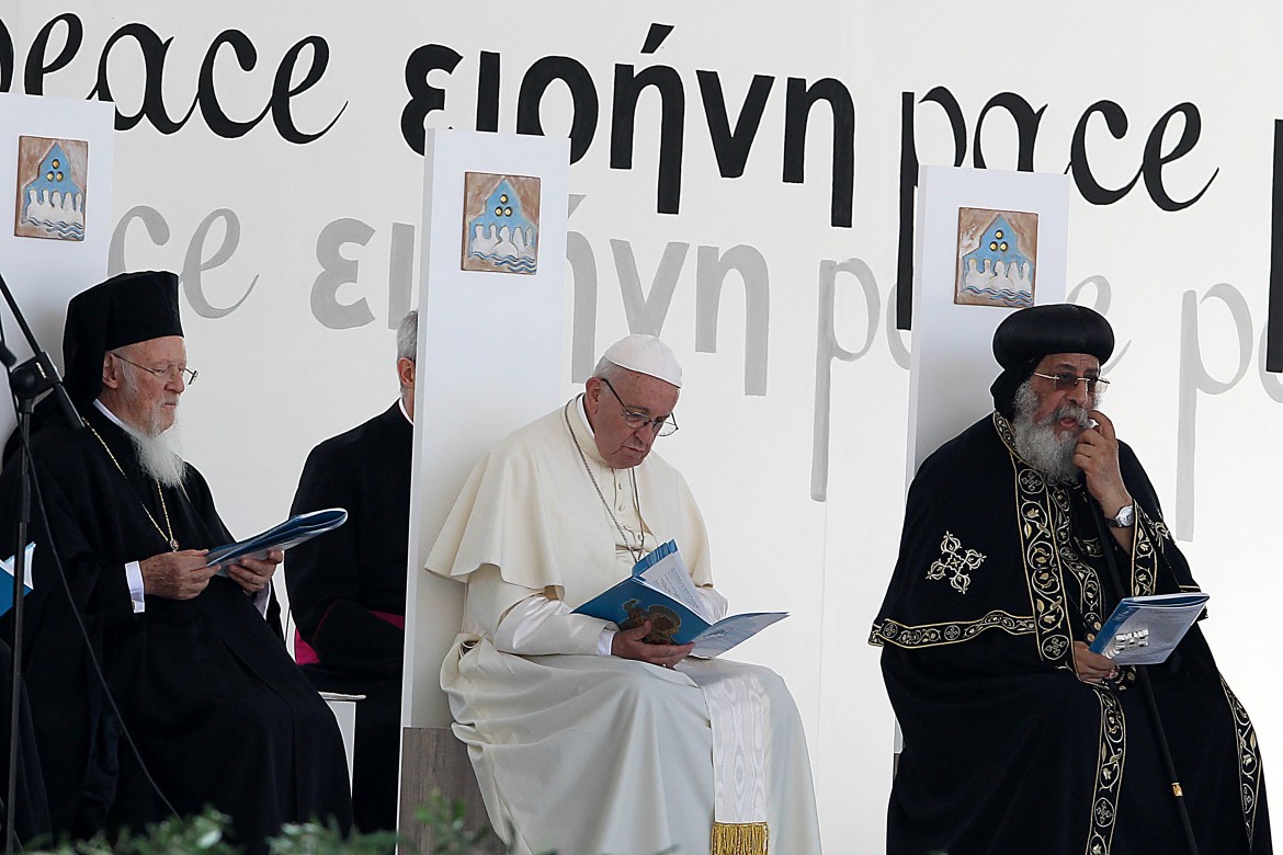 Il papa: «Basta alle occupazioni di terre che lacerano i popoli»