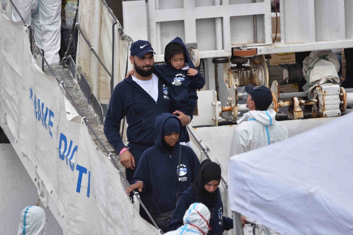 Per la Diciotti un’altra notte in mare. Salvini: «Voglio i nomi. Devono scendere in manette»