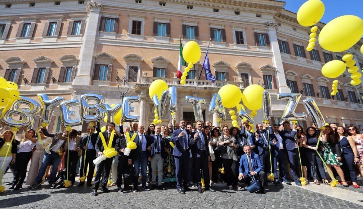 I 5 Stelle brindano al taglio dei vitalizi: «È il primo passo»