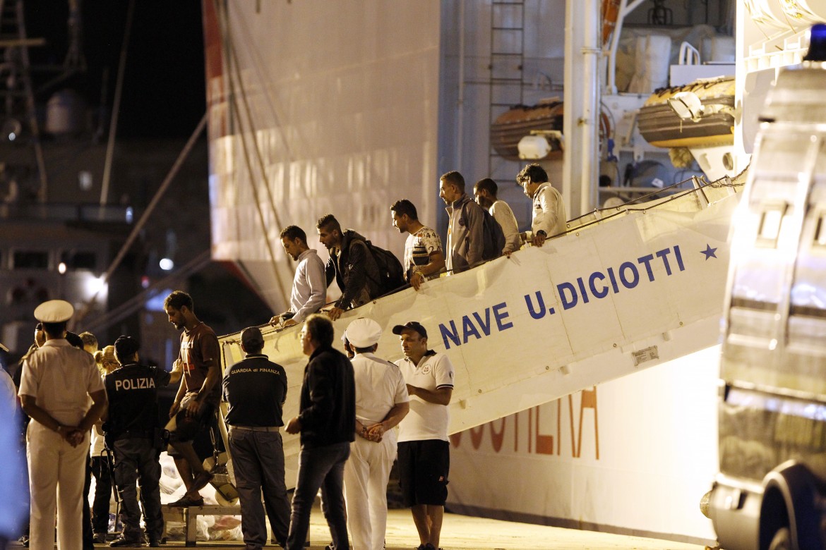 Le testimonianze dei naufraghi: «Nessuna aggressione, avevamo paura»