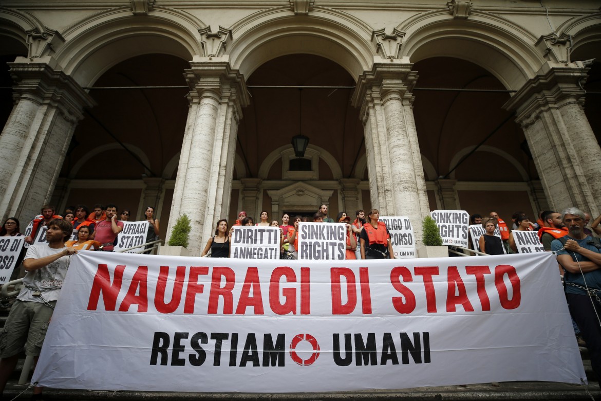 Roma, presidio contro i porti chiusi al ministero dei Trasporti. E Toninelli non li riceve