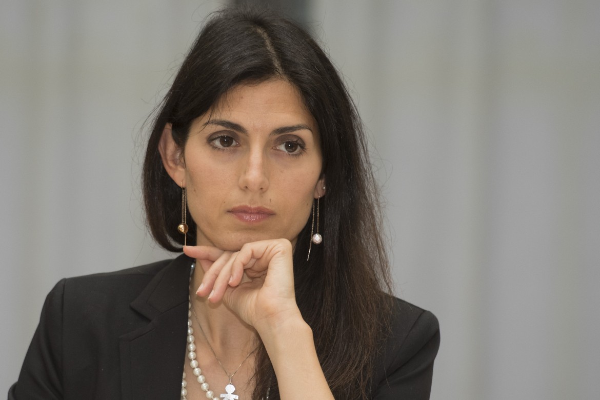 Di Maio va in aiuto di Raggi: «Sostegno a Roma dal governo»