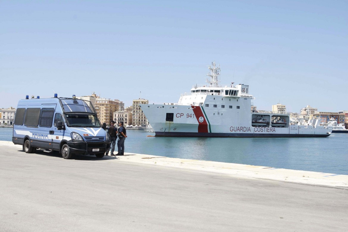 La nave ostaggio per 24 ore, poi lo sbarco