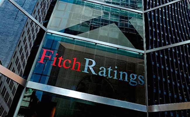 Fitch conferma la tripla B. Ma l’outlook passa a «negativo». Spread verso i 300