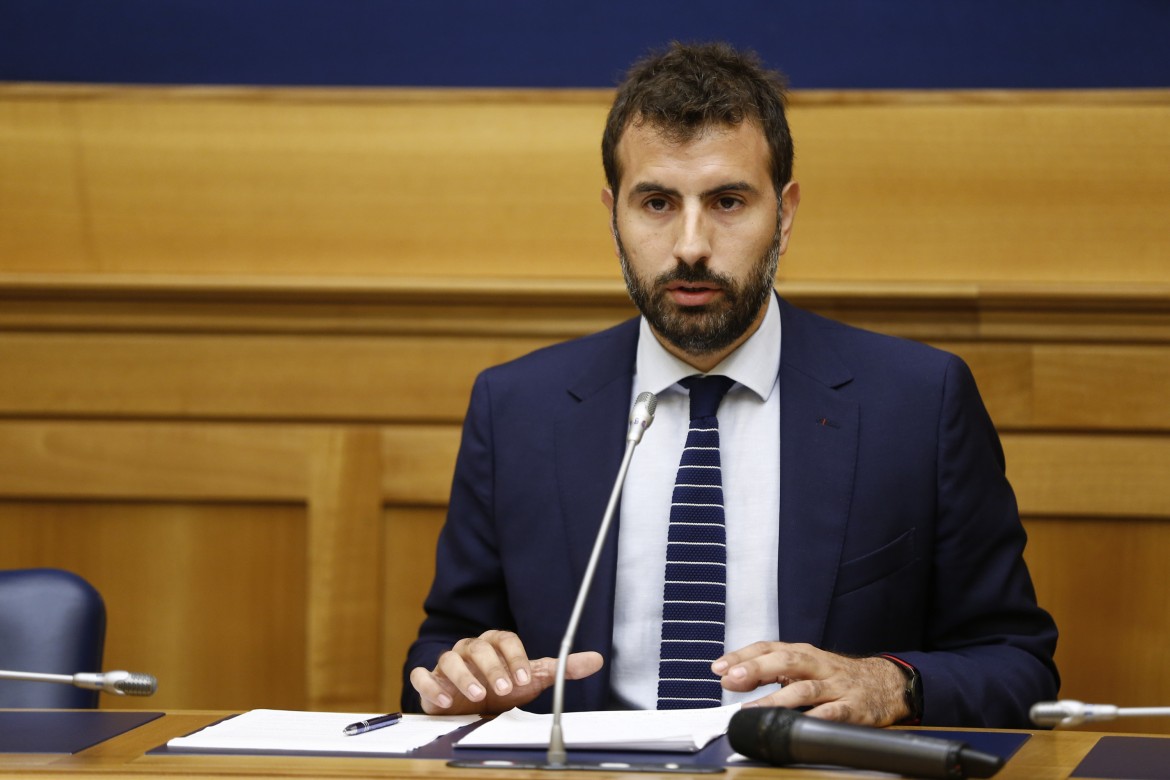 «Il governo ipocrita dà mezzi navali alle milizie che gestiscono i traffici»