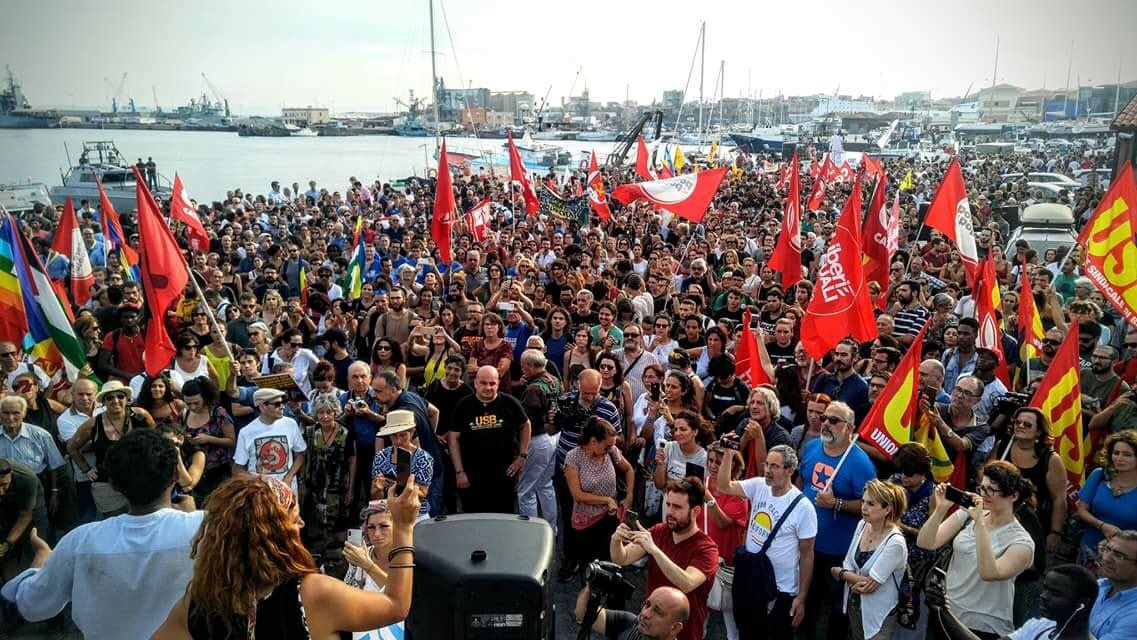 Proteste a Catania, cariche della polizia