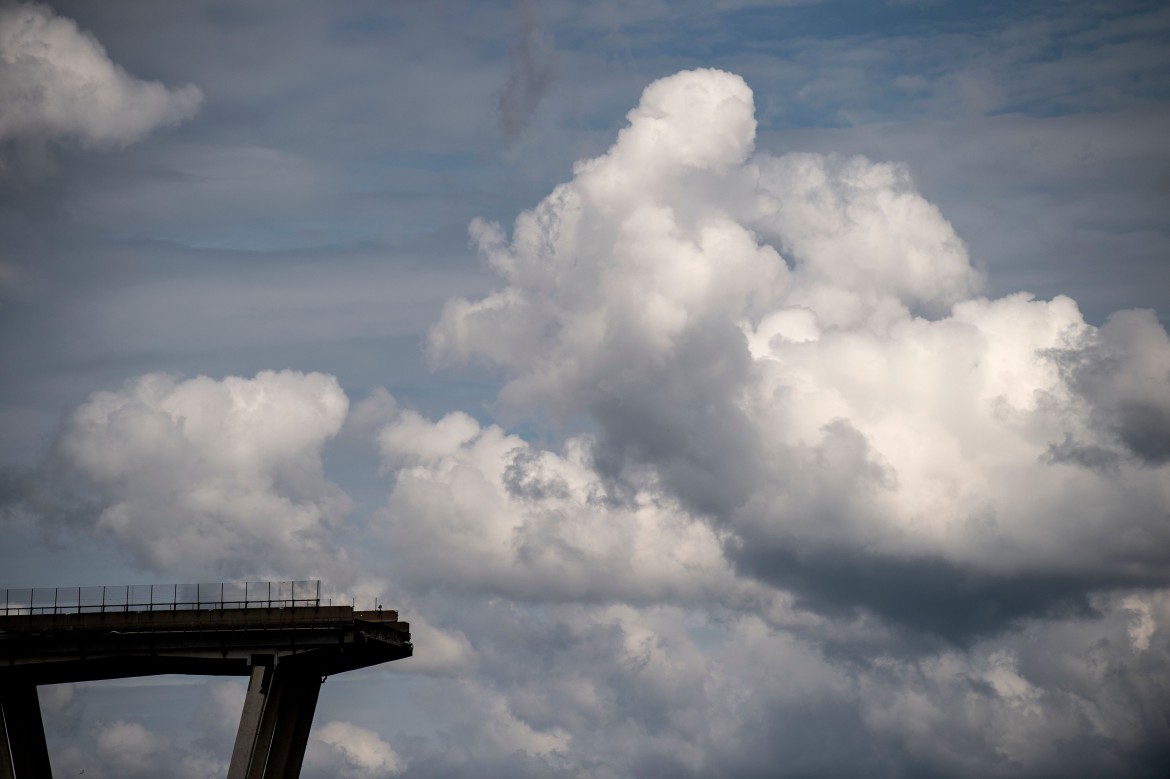 La vita sotto il ponte tra case, bar e riti scaramantici