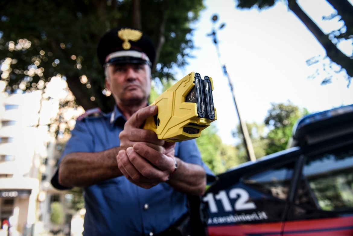 Un elettroshock su persone disarmate, è partita la sperimentazione del Taser