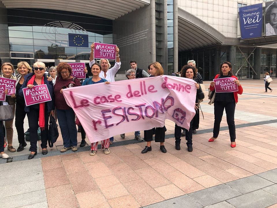 A Bruxelles per denunciare l’attacco agli spazi delle donne