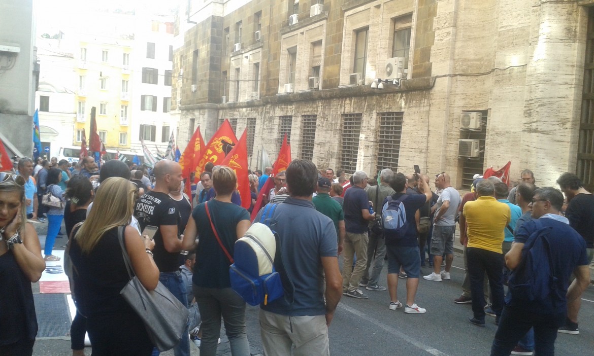 E mentre Di Maio festeggia, gli operai Iia protestano