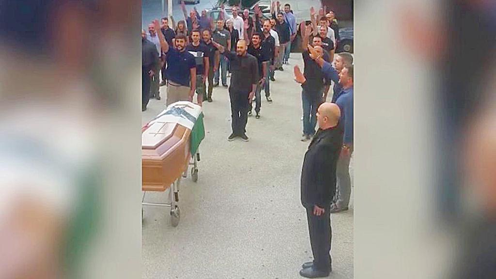 Saluti romani e tricolore, su Facebook video dei funerali del docente fascista