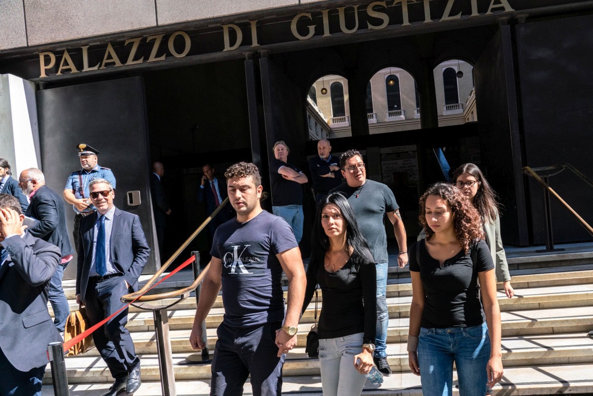 In fila davanti al tribunale: «Vogliamo verità»