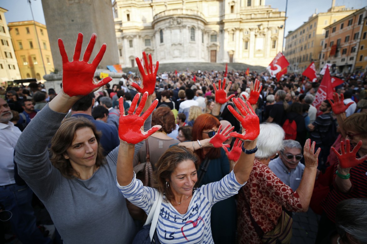 «Spezziamo il silenzio». A Roma, la piazza della solidarietà con Riace