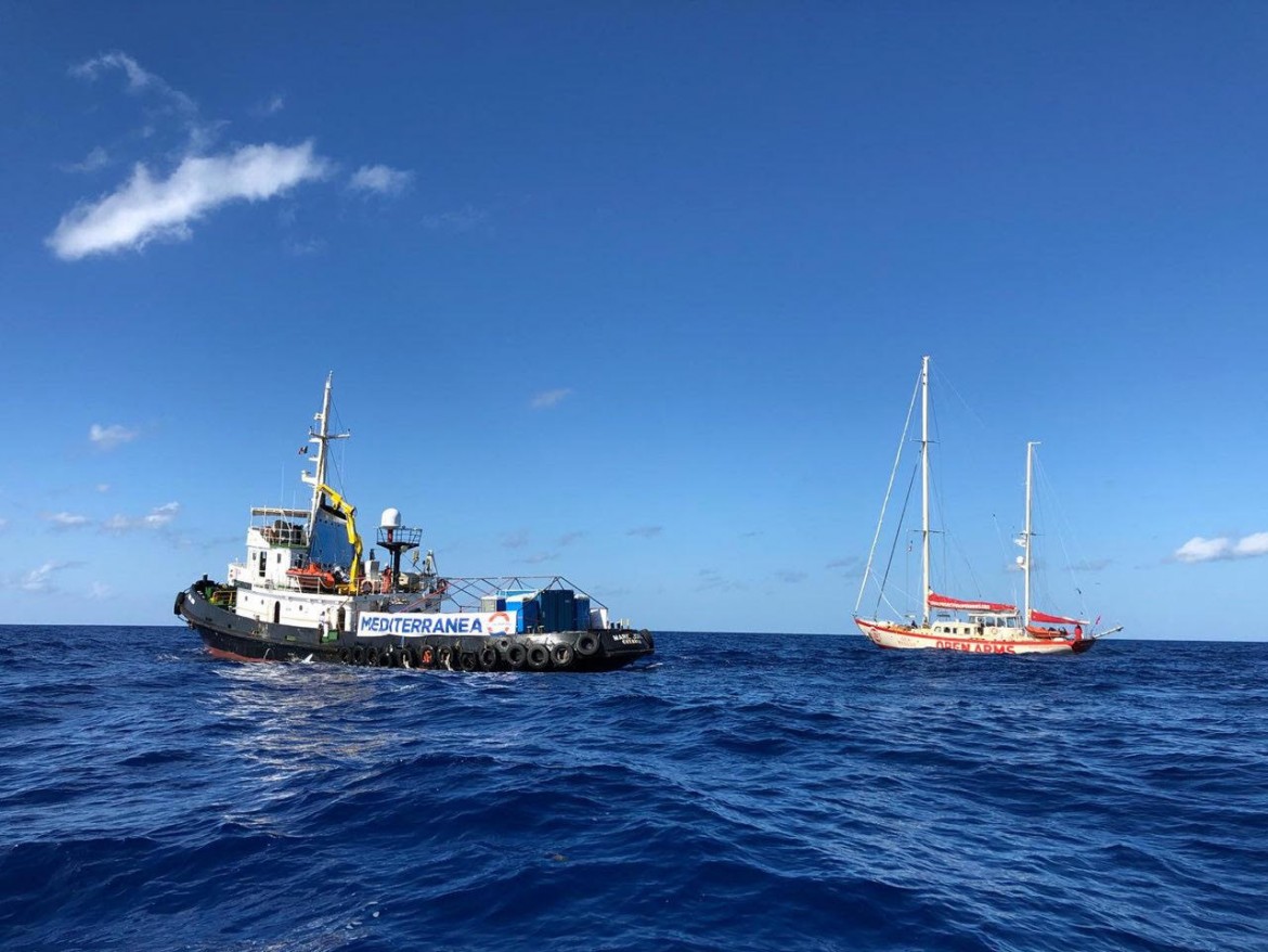 Il vento schiaccia le onde, rotta verso la Libia