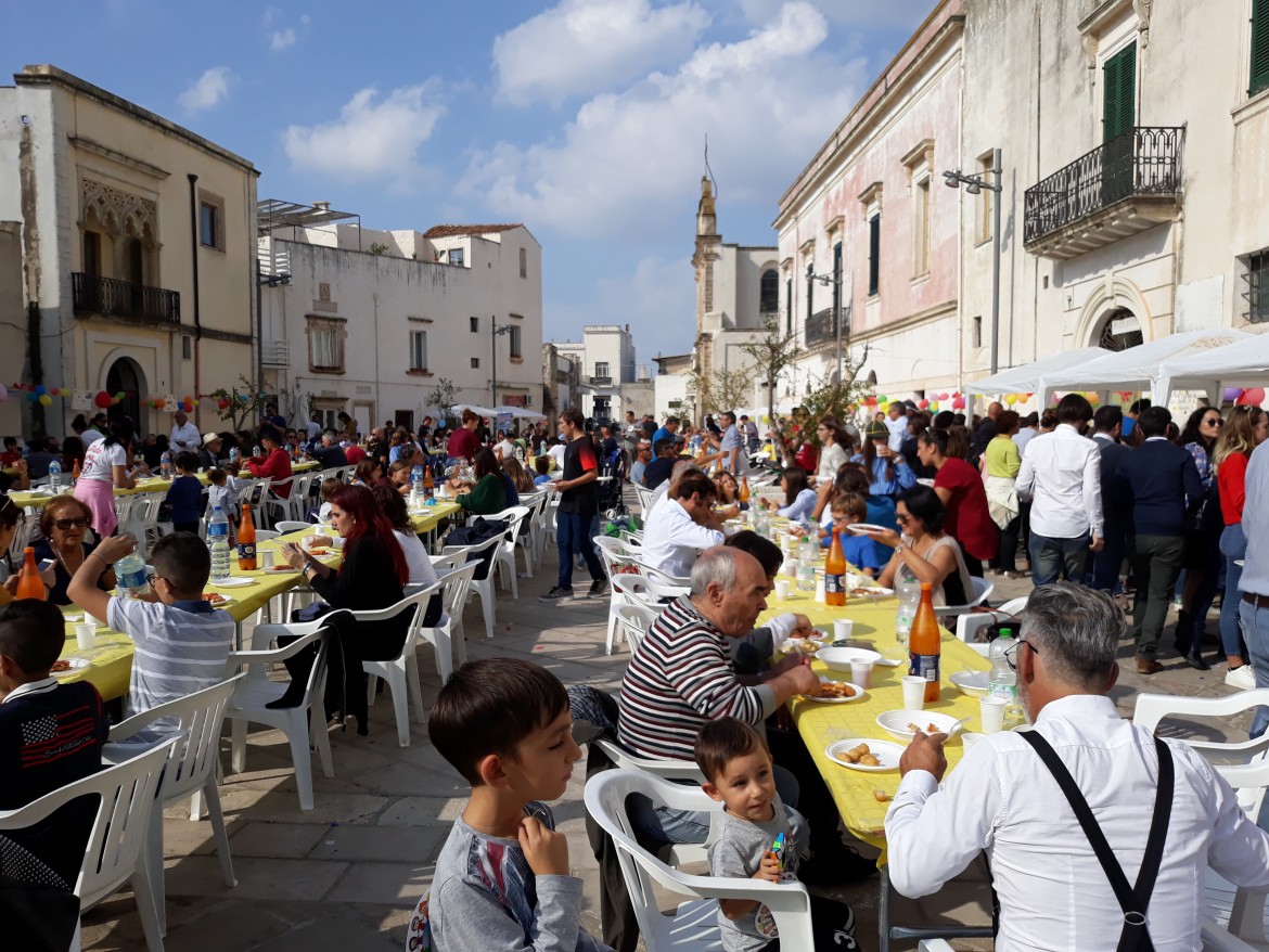 Racale, un pranzo a colori contro il razzismo