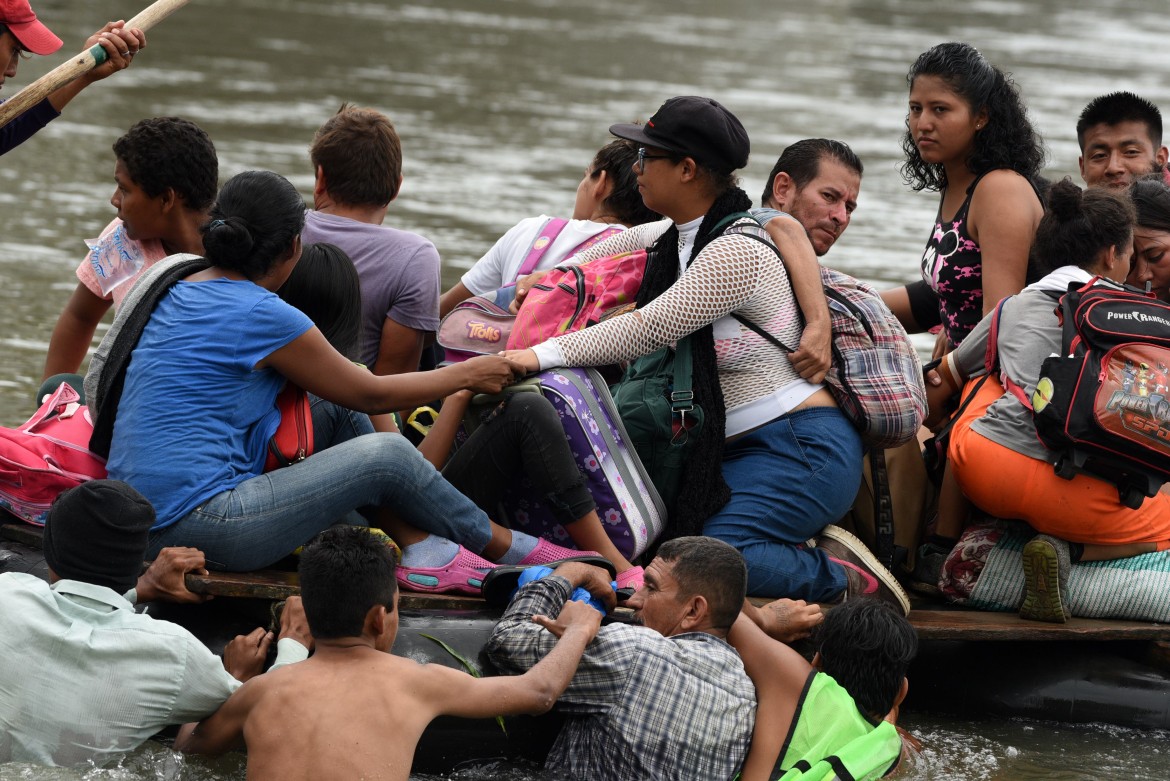 La carovana dei migranti tira dritto. Trump minaccioso. Obrador: «Aiutiamoli»