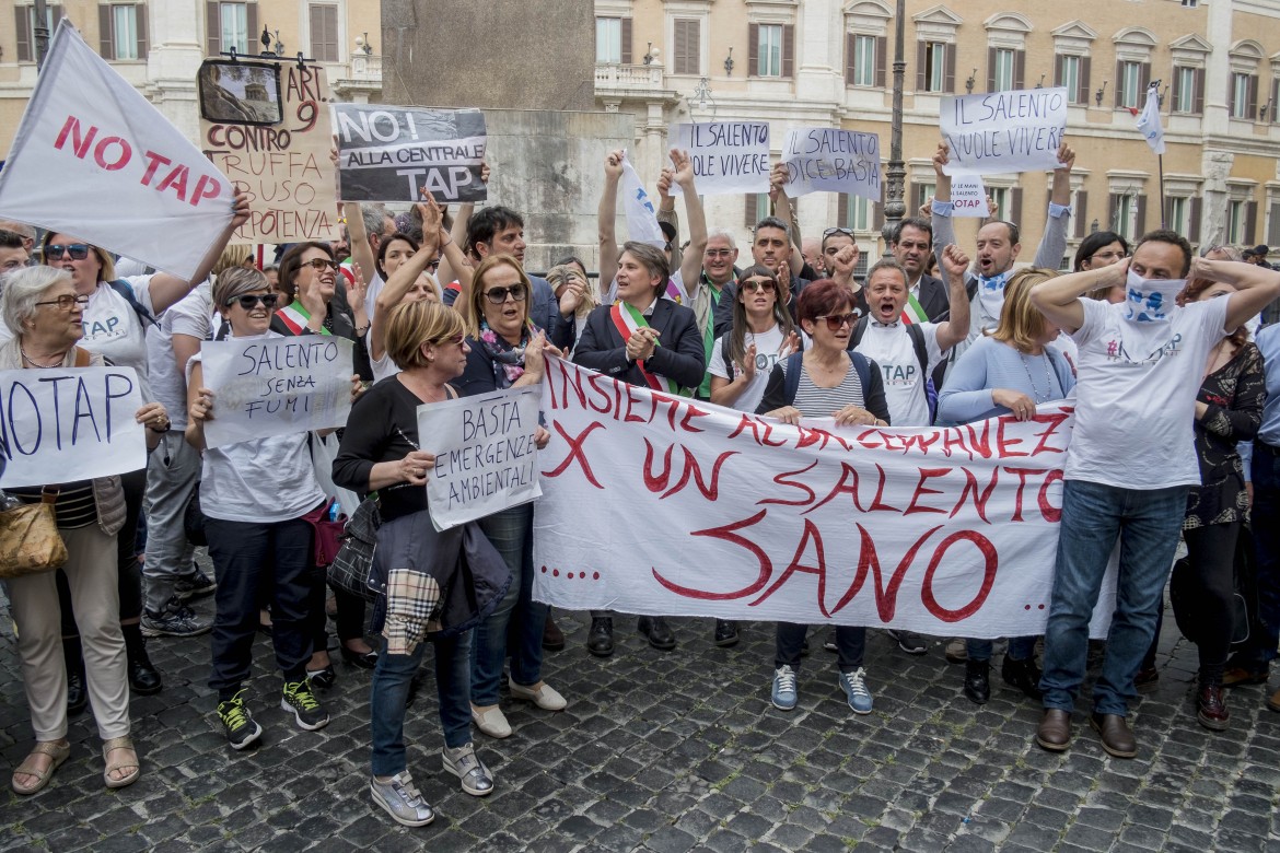 Oggi corteo No Tap, i salentini strappano le tessere elettorali