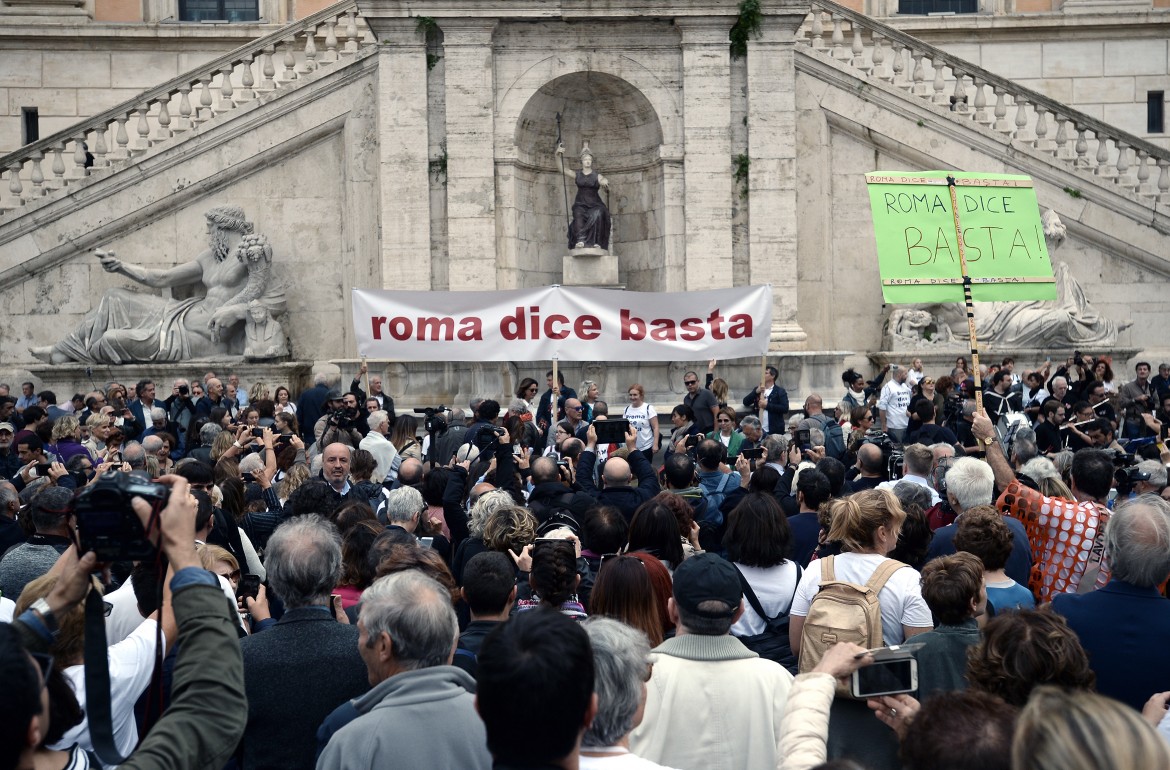 Cittadini stanchi di buche e monnezza. In migliaia danno l’avviso di sfratto a Raggi