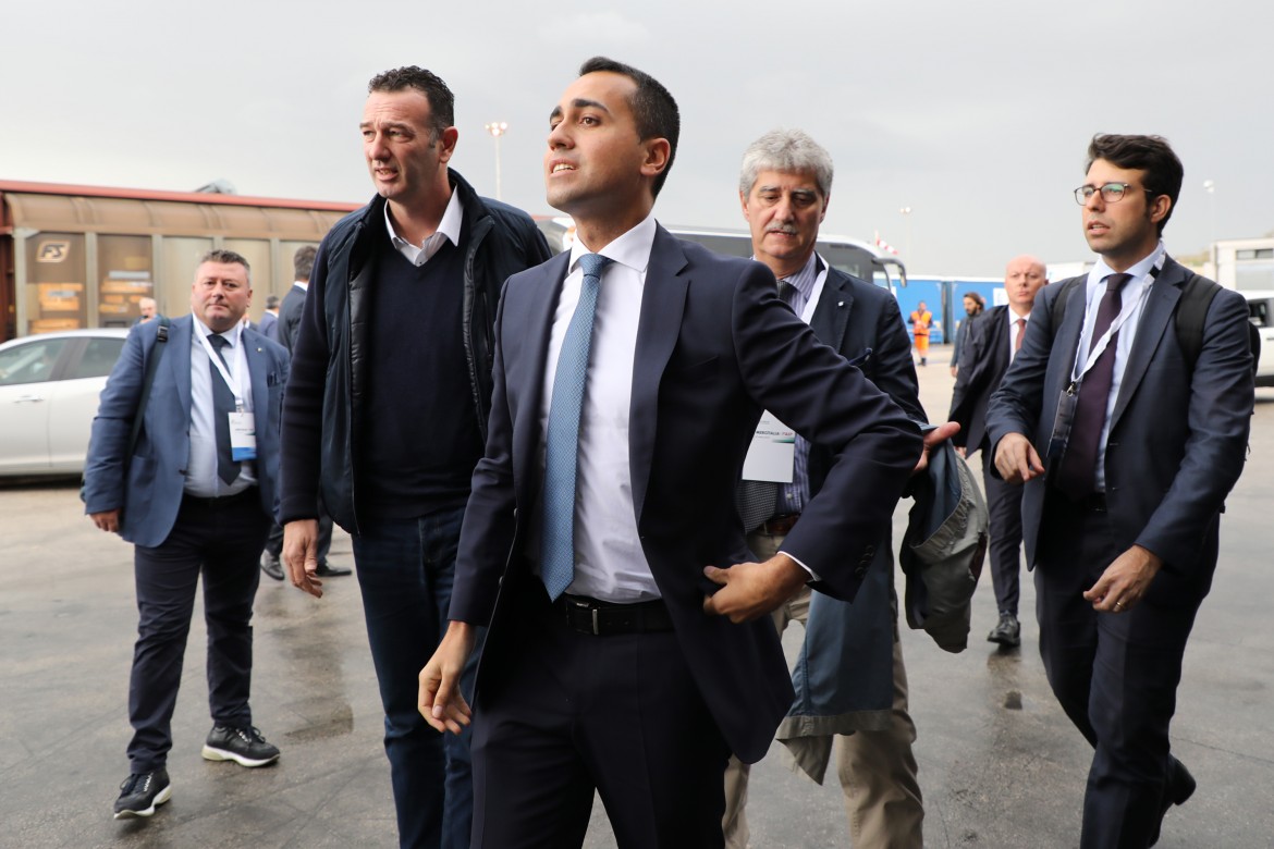 Di Maio avverte i dissidenti: «Compatti»