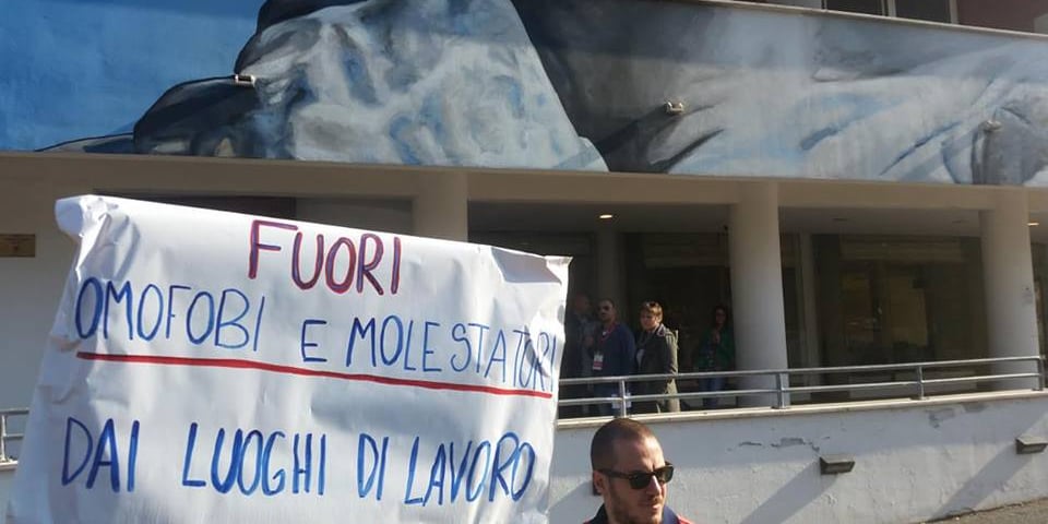 «Se sei gay ti investo col muletto» minacciato dal tutor e poi licenziato