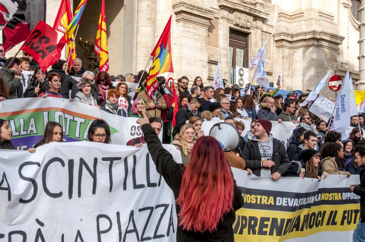 Studenti e insegnanti: «Basta alternanza, sì alle stabilizzazioni»