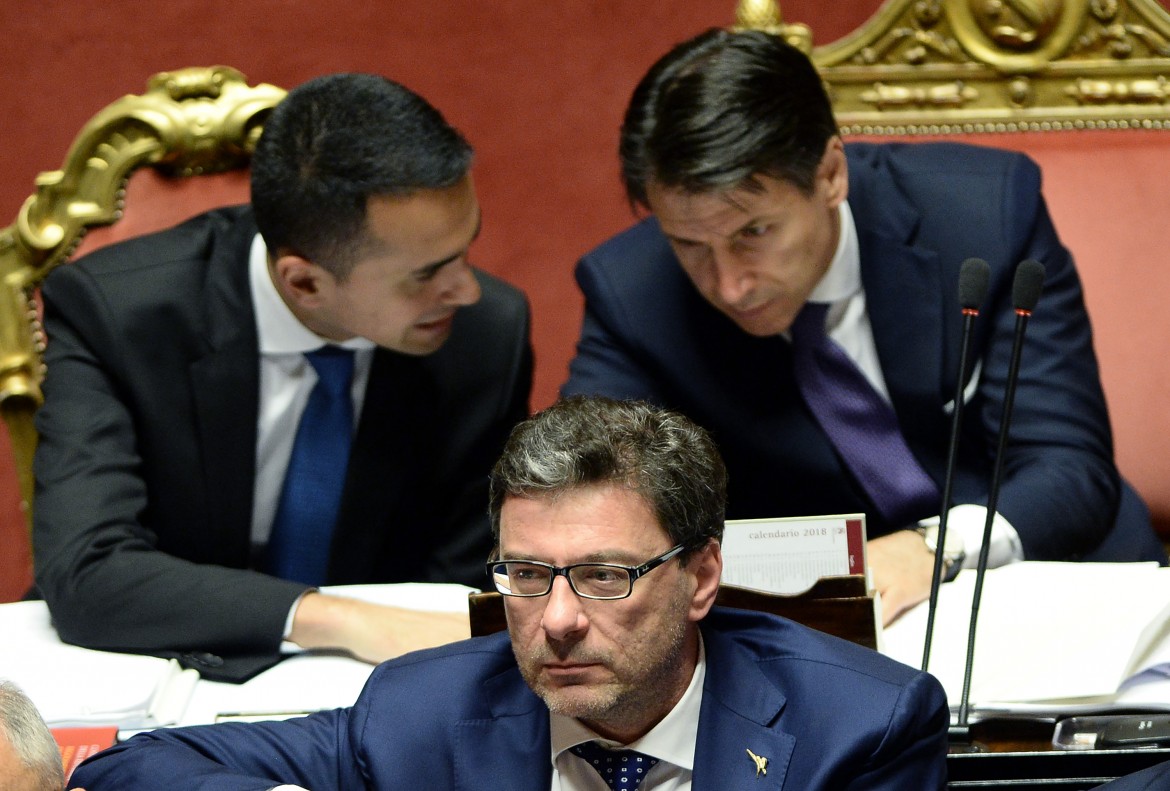 Di Maio: il reddito a Natale. Giorgetti frena, ma poi ci ripensa