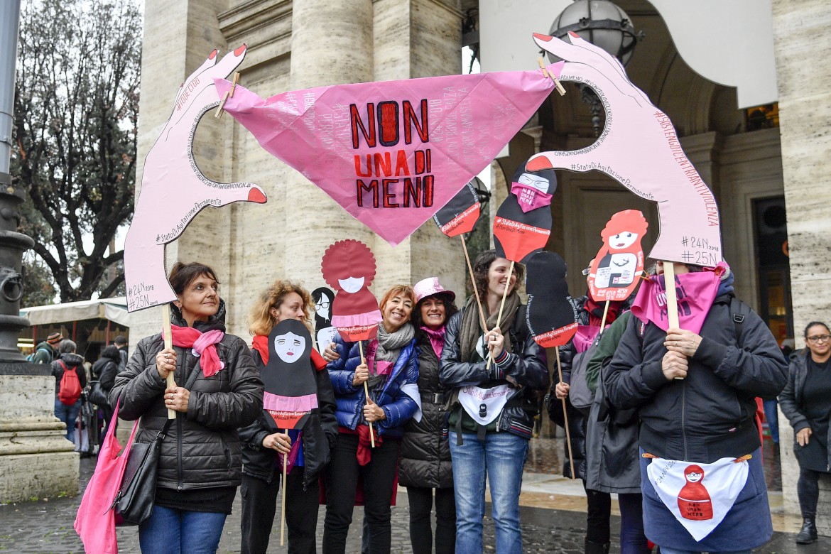 Riaprire i Centri antiviolenza e «basta affidarli al mercato»