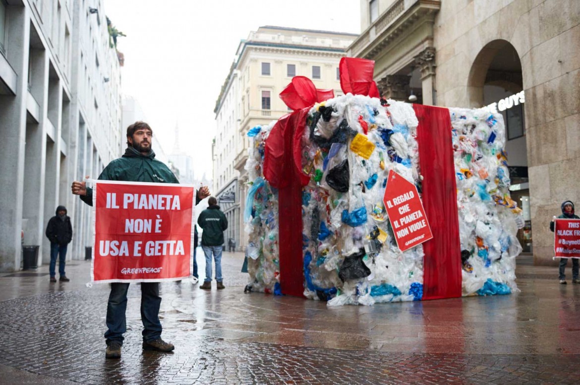 Colonizzati dal Black Friday in un pianeta usa e getta