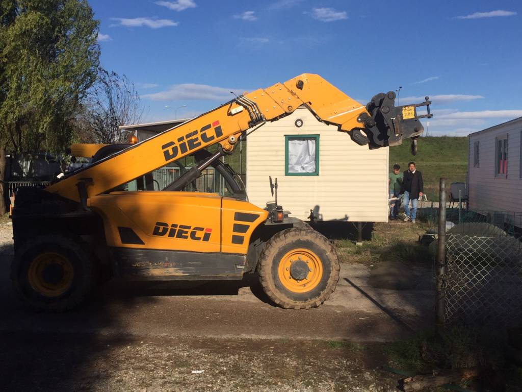 «È finita la pacchia», sgombero con ruspe del campo sinti di Gallarate