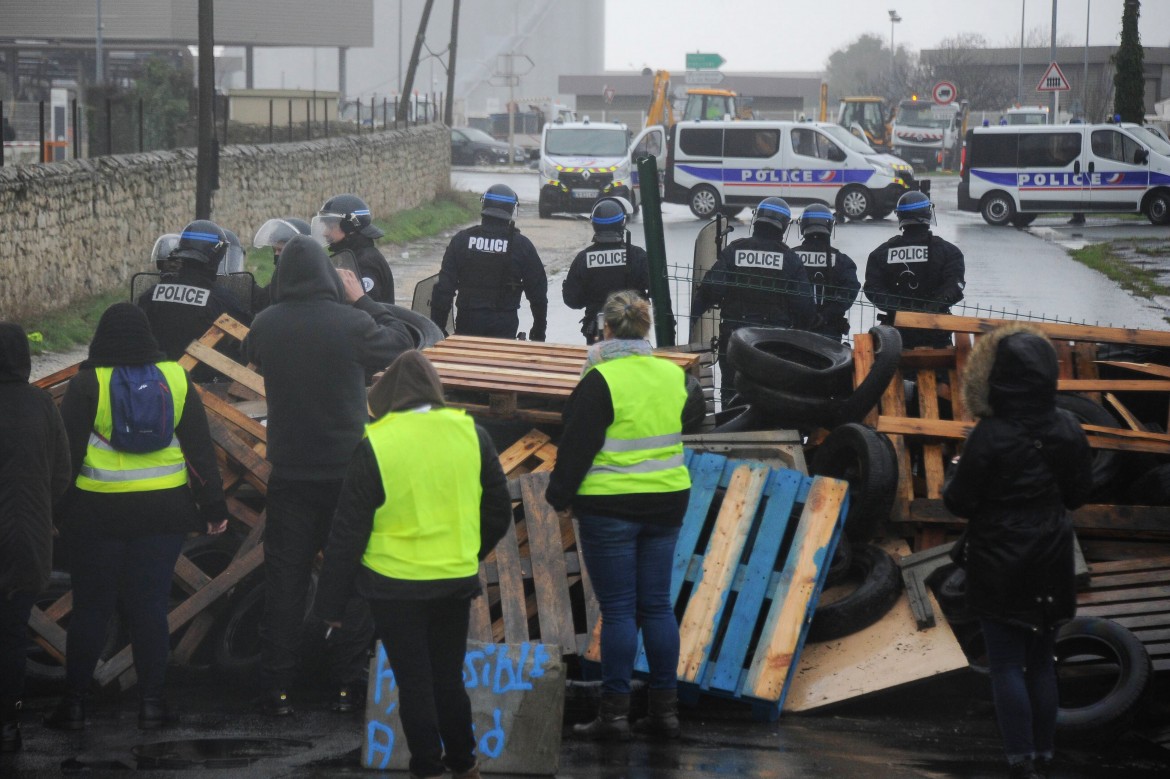 Gilet gialli, crisi nera. Transizione energetica al palo in Francia