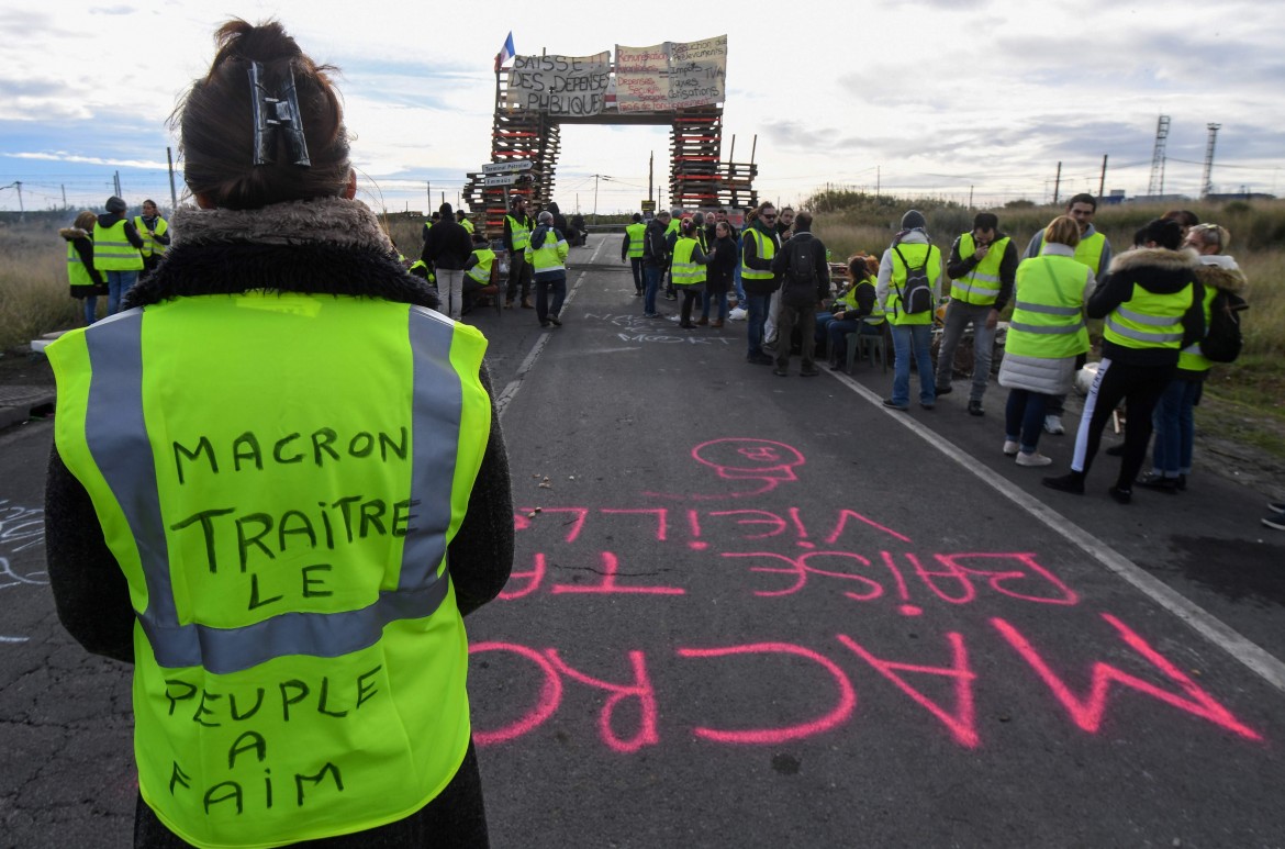 Macron cede ai gilet gialli, blocca la carbon tax e scontenta tutti