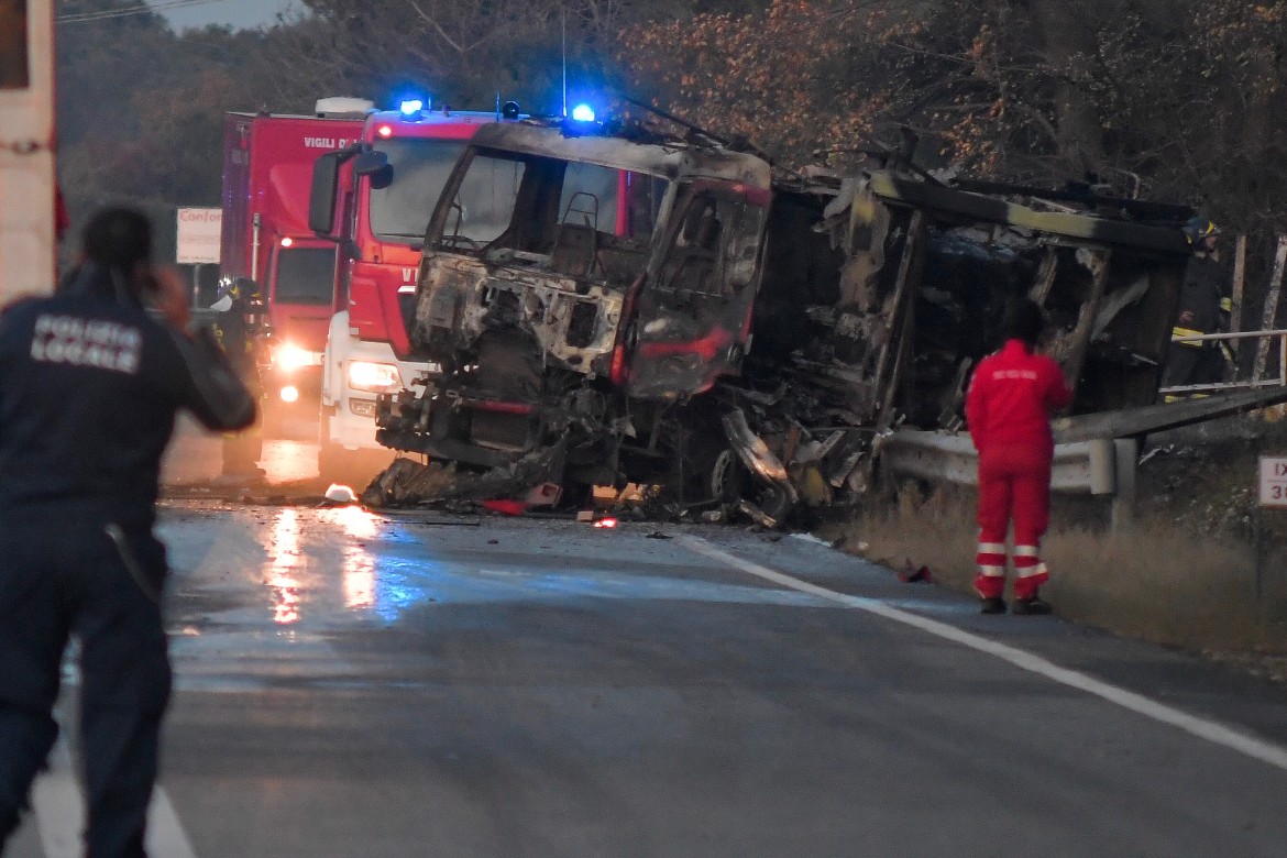 Esplosione di un distributore sulla Salaria, 2 morti e 17 feriti