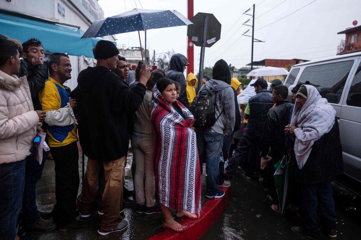 A Tijuana il sogno dei migranti si infrange sul muro di Trump