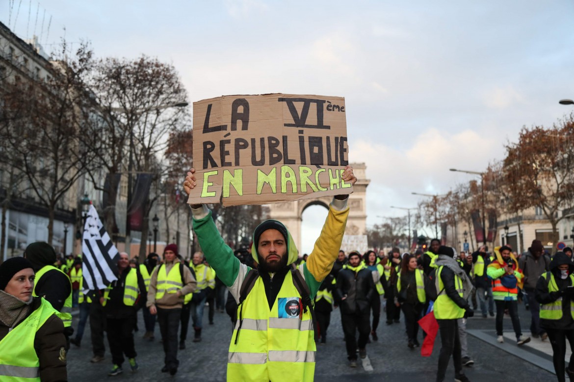 Gilet gialli imbrigliati a Parigi. L’insurrezione può attendere