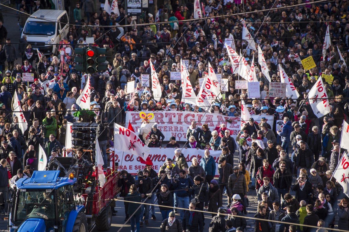 La marcia dei 60 mila No Tav. Sfida ai Cinque Stelle:ora fermate il cantiere