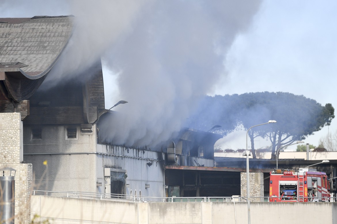 Va a fuoco l’impianto dei rifiuti contestato. Nube tossica su Roma