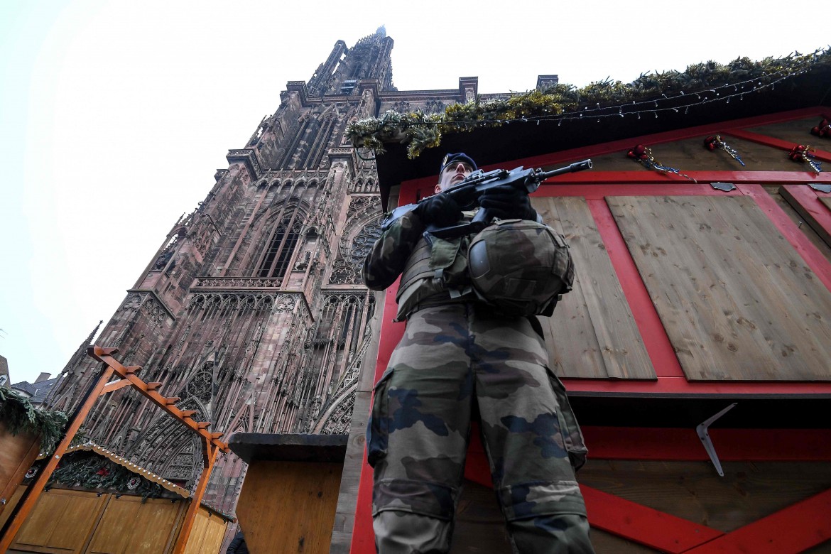 Strasburgo, caccia serrata all’assalitore in un’atmosfera surreale