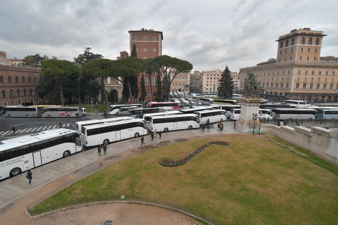 La carica dei bus turistici fa impazzire il Natale romano