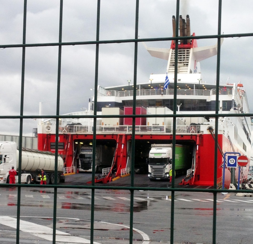 Aggrappato a un tir, un giovane migrante muore sotto le ruote