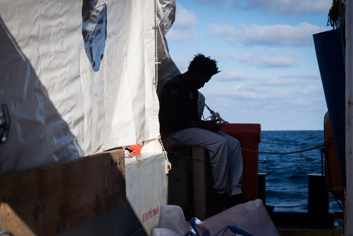 L’Europa volta la faccia, Sea Watch vaga senza una meta