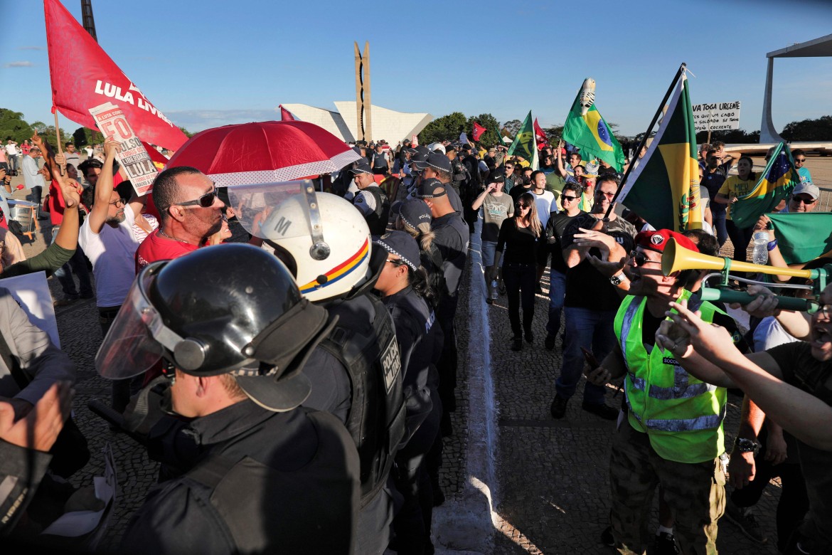 Militari, fascisti e neoliberisti. Si insedia l’incubo Bolsonaro