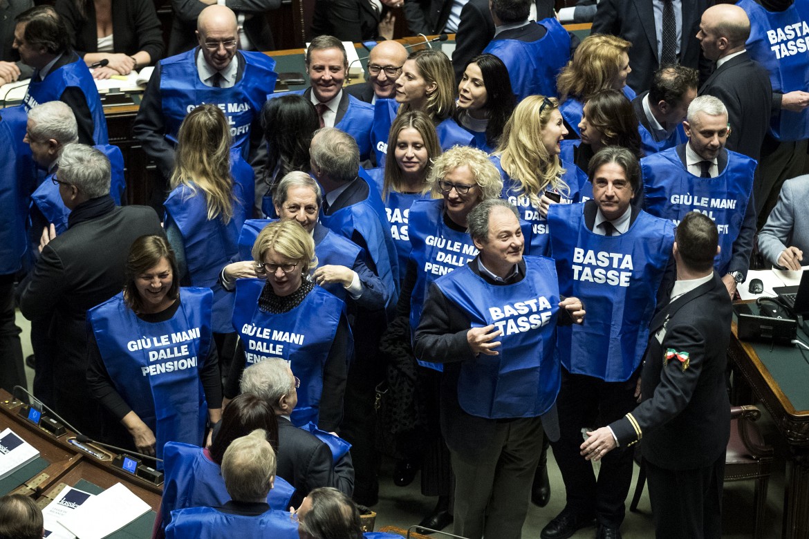 Fiducia a Montecitorio. La protesta in aula non ferma il bilancio