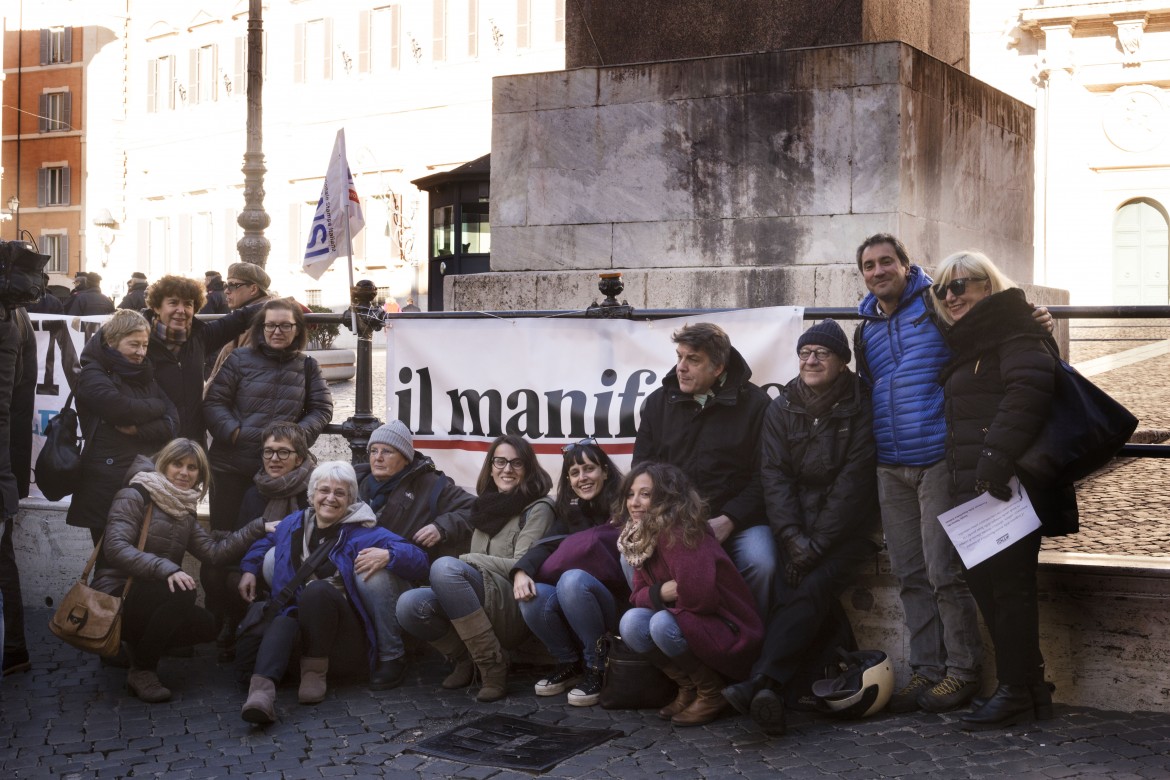 Lo striscione del manifesto alla protesta contro i tagli all'editoria di fronte alla Camera indetta da Odg e Fnsi 