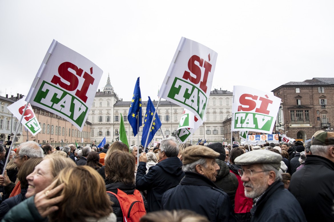 I Sì Tav antimoderni, fermi alla Torino di Gianduja e Giacometta