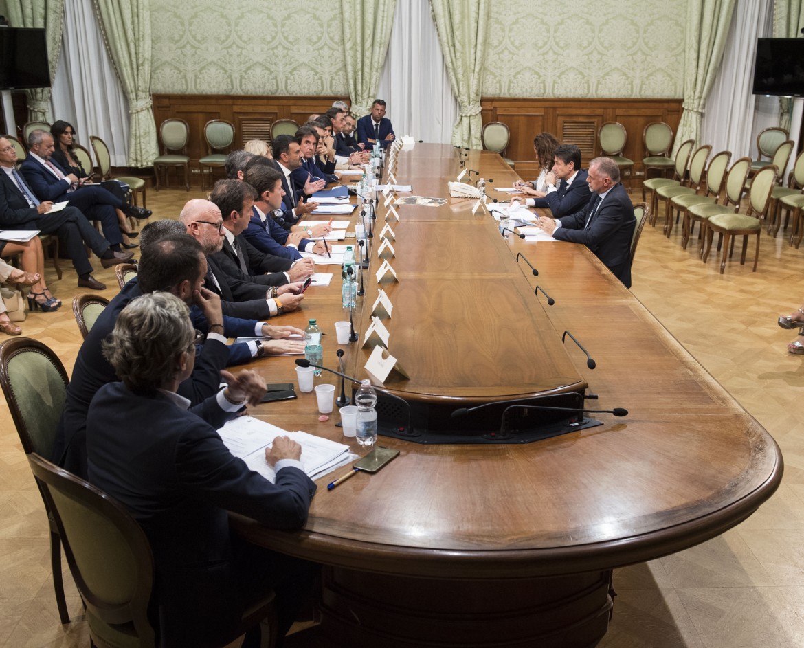 La protesta dei Comuni contro Cinque Stelle e Lega: «La vostra manovra è iniqua»