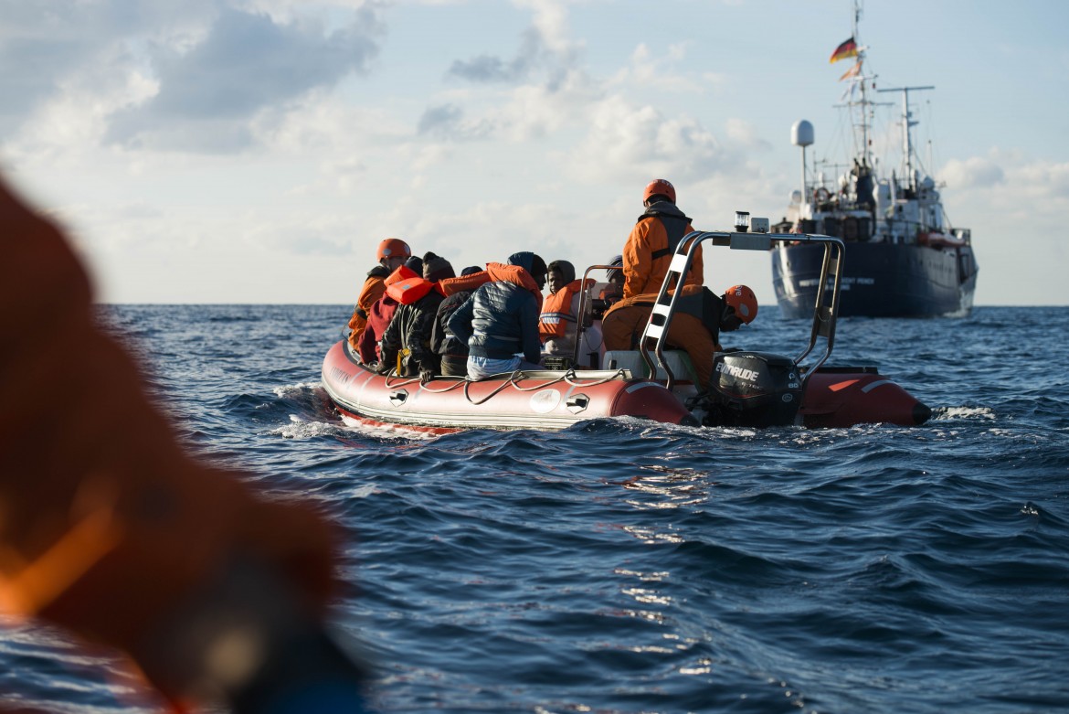 Migranti, la lite tra i vicepremier blocca lo sbarco