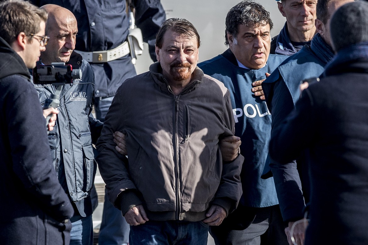 Battisti, ultima scena. L’ex terrorista-trofeo  torna nelle patrie galere