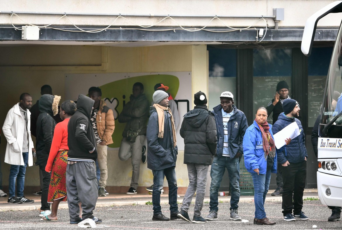 Castelnuovo, trasferiti altri 75 migranti. Ma è gara di solidarietà