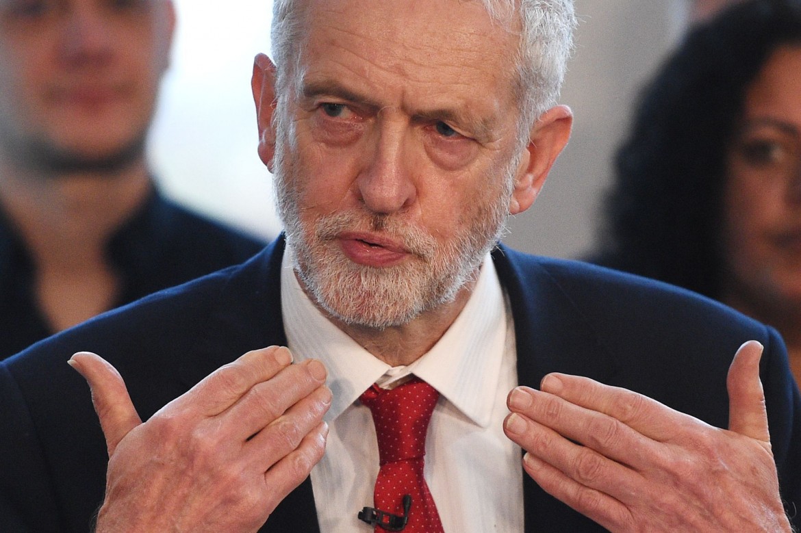 Jeremy Corbyn sotto attacco nel Labour e sulla stampa